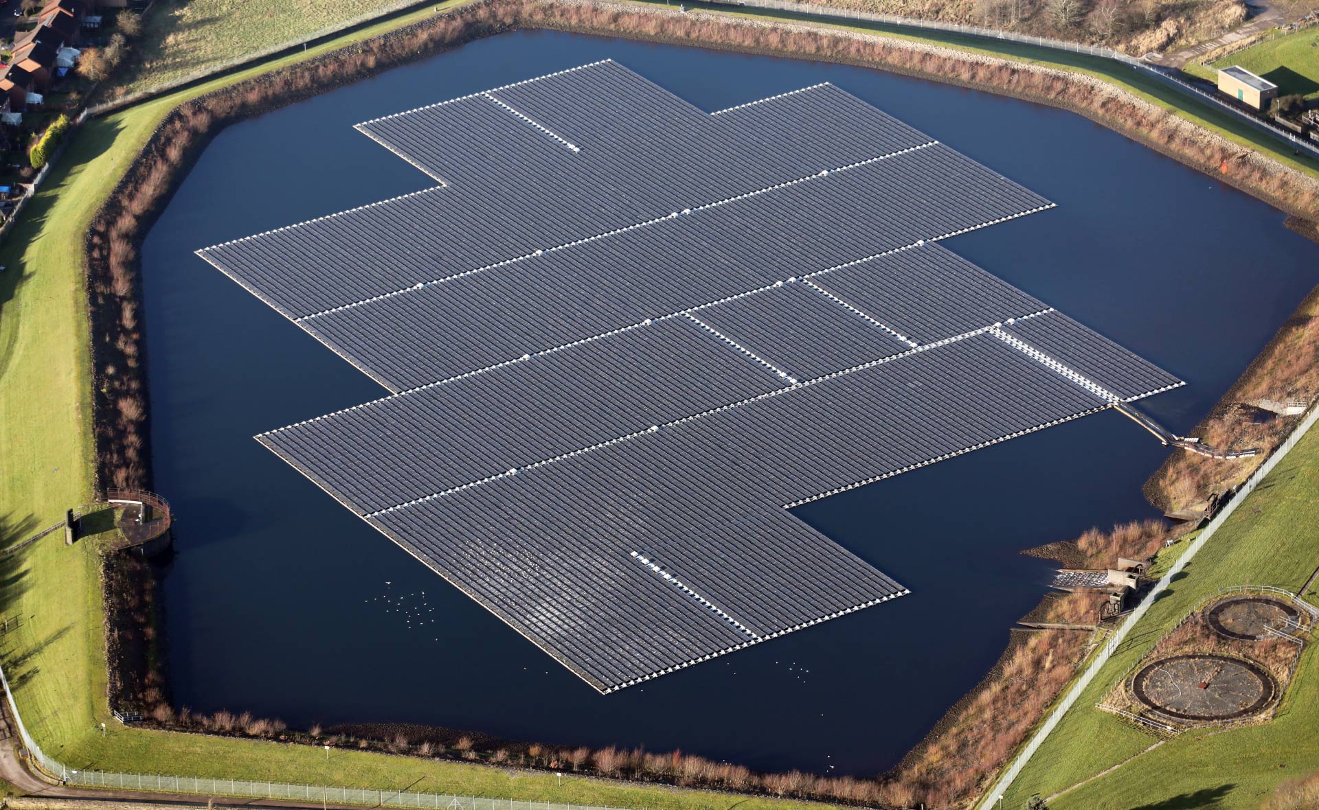 Sobre un embalse, un canal de riego o un depósito de agua. Las instalaciones fotovoltaicas flotantes generan mayor rendimiento que las terrestres, mitigan la evaporación y el crecimiento de algas y no compiten por el suelo con la agricultura o la construcción. Los expertos ven futuro para este montaje de paneles solares. ¿Está el futuro de embalses y canales bajo kilómetros de placas solares?