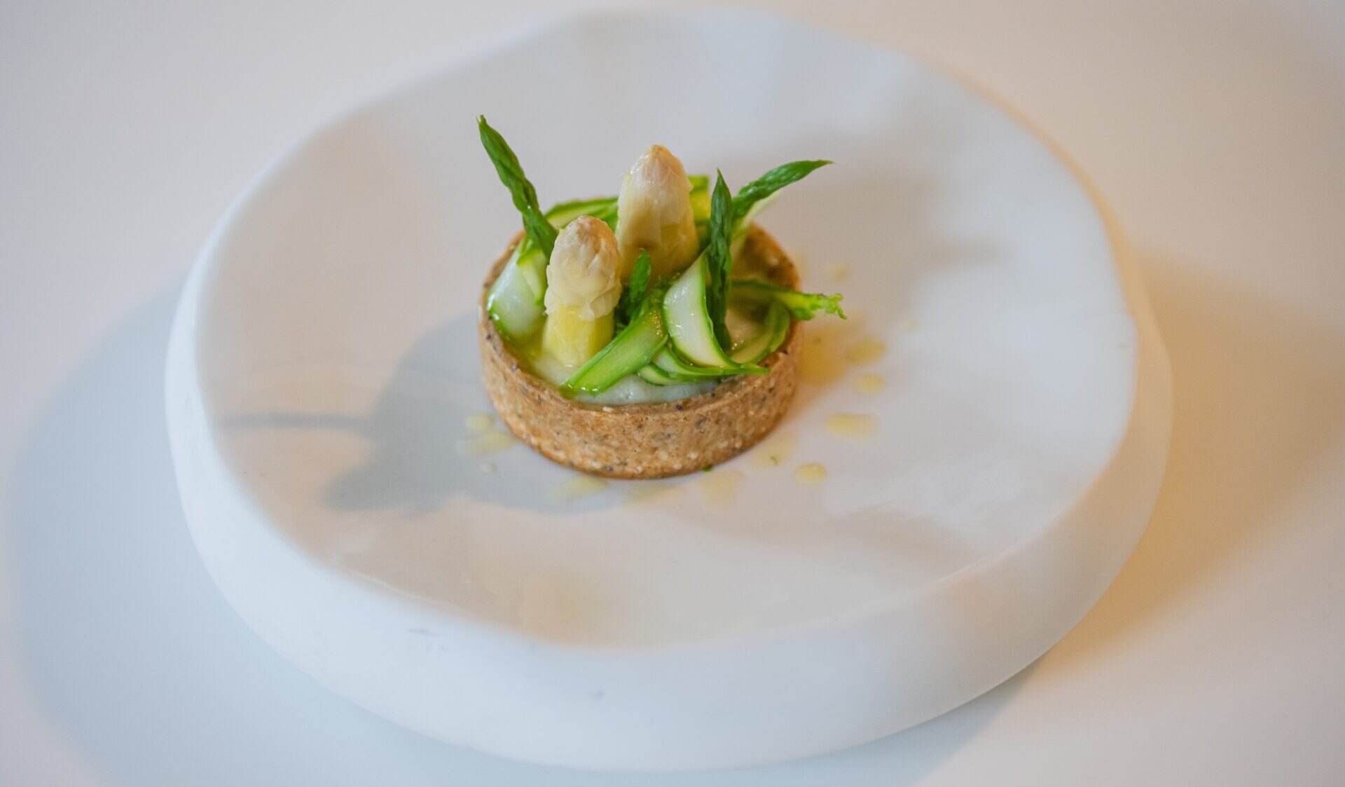 Receta de Joan Roca de quiche de espelta con espárrago blanco y espárrago verde