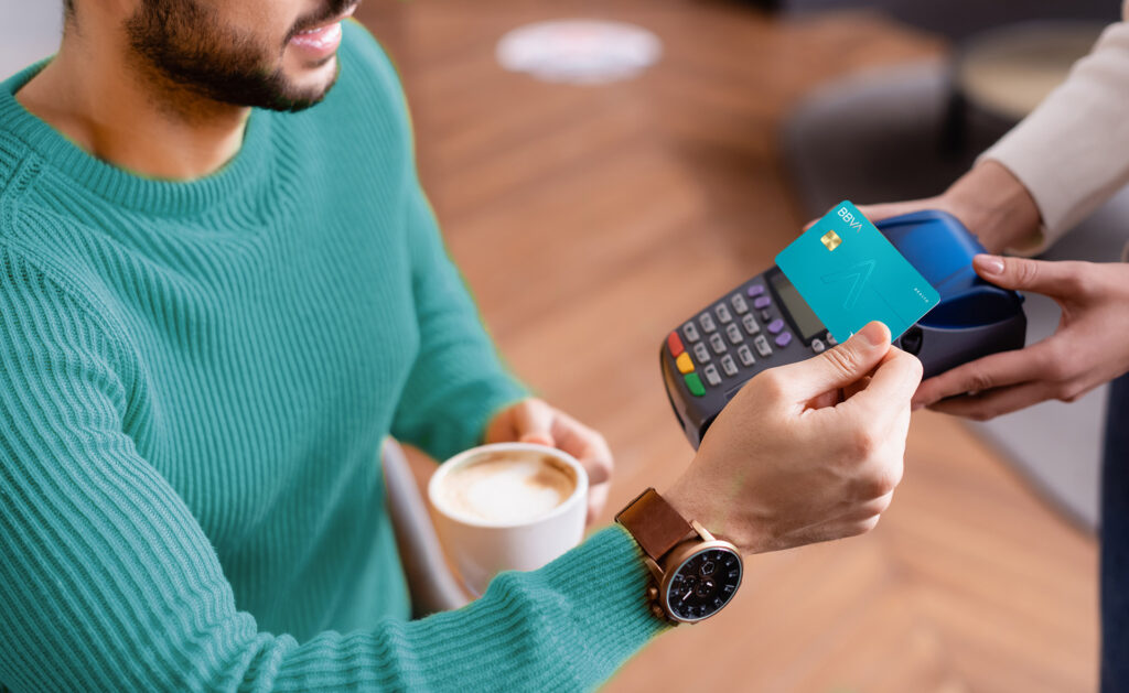 Las tarjetas de crédito son un objeto cotidiano pero muy importante en la vida de millones de personas. Con ellas se pueden realizar compras en comercios de todo el mundo o sacar dinero en un cajero sin necesidad de tener saldo en la cuenta corriente. Por este motivo, es fundamental para mantener una buena salud financiera conocer bien cómo funcionan y hacer un seguimiento periódico tanto de los gastos que se hace con ellas como de los compromisos de pago que se adquieren al usarlas. Tarjeta de crédito: qué es, cómo usarla y qué tipos existen