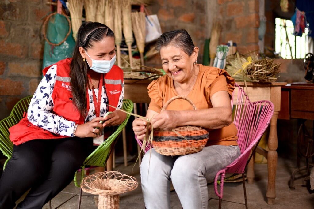 Alba Luz Bravo, emprendedora de Bancamía, con su asesora