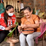 Alba Luz Bravo, emprendedora de Bancamía, con su asesora