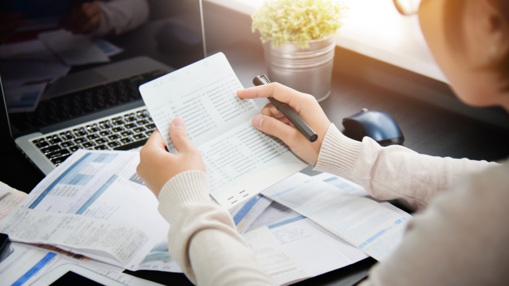 Una cuenta de ahorro es un producto financiero que genera una rentabilidad con un tipo de interés variable a cambio de depositar el dinero en la cuenta. Además, al mismo tiempo permite acceder a ese capital siempre que sea necesario. Puede resultar una opción interesante para aquellas personas que desean proteger su salud financiera futura asumiendo el menor riesgo posible en el presente. Descubre qué es una cuenta de ahorro y para qué sirve