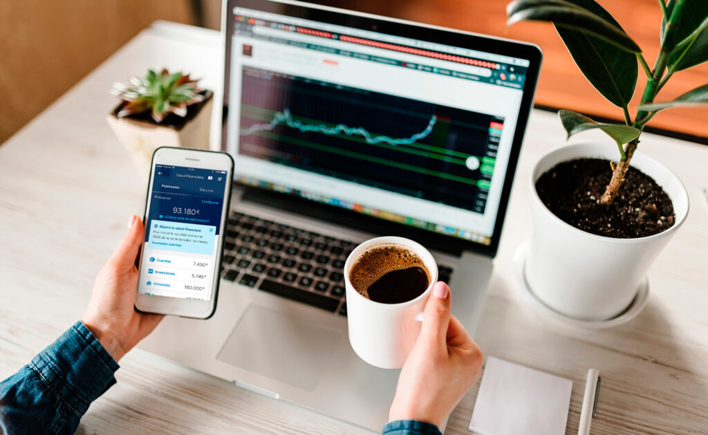 Los esfuerzos realizados para incorporar avances digitales en la gestión y el servicio a los clientes, han llevado a la Banca Privada de BBVA a ser considerada como la mejor de Europa en el uso de la tecnología en 2022, según la revista Professional Wealth Management (PWM). Esta publicación, del Grupo Financial Times, reconoce anualmente con los Wealth Tech Awards la apuesta por la transformación digital y la innovación de los modelos de negocio. Banca Privada de BBVA facilita a los clientes la gestión patrimonial desde la ‘app’ y la web del banco a la vez que ofrece una atención presencial, personal y cercana de la mano de un equipo de casi 700 banqueros por toda España. BBVA, la mejor banca privada de Europa en el uso de la tecnología