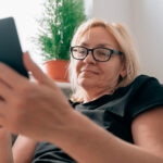 La entidad financiera regala a quienes se den de alta con el paquete Cuenta Va Contigo más tarjeta Aqua, el nuevo dispositivo de lectura de Amazon. Una vez dados de alta, los nuevos clientes podrán adquirir el ‘ebook’, valorado en 75 euros a través de la web de Amazon mediante un código que le facilitará BBVA. BBVA regala un Amazon Kindle a los mayores de 59 años que se den de alta como clientes en España