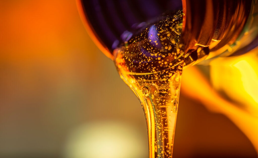 El biodiésel es una alternativa renovable al petróleo. Se produce a partir de materias primas como las algas, el aceite de colza, los aceites de cocina usados y las grasas animales. Es neutro en carbono, compatible con el sistema de distribución de combustible existente y se puede utilizar para calefacción. ¿Moveremos coches con aceite de cocina usado? Las alternativas reales que presenta el biodiésel
