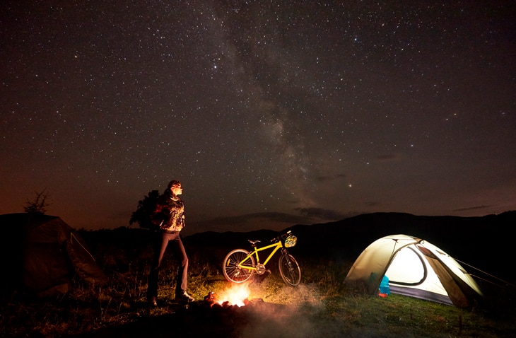 Una forma sencilla de contribuir con la sostenibilidad económica y la del planeta es viajar en bicicleta. Esta opción de movilidad sostenible implica, además de la reducción de las emisiones de dióxido de carbono (CO2) a la atmósfera y la contaminación acústica, un ahorro en combustible. También fomenta la vida saludable. Te damos algunas recomendaciones para que te muevas en bicicleta. Viajar en bicicleta: turismo sostenible para tus vacaciones