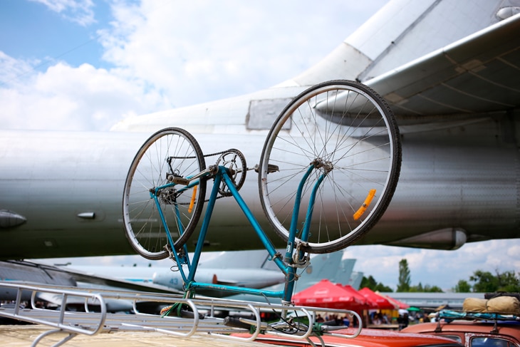 Una forma sencilla de contribuir con la sostenibilidad económica y la del planeta es viajar en bicicleta. Esta opción de movilidad sostenible implica, además de la reducción de las emisiones de dióxido de carbono (CO2) a la atmósfera y la contaminación acústica, un ahorro en combustible. También fomenta la vida saludable. Te damos algunas recomendaciones para que te muevas en bicicleta. Viajar en bicicleta: turismo sostenible para tus vacaciones