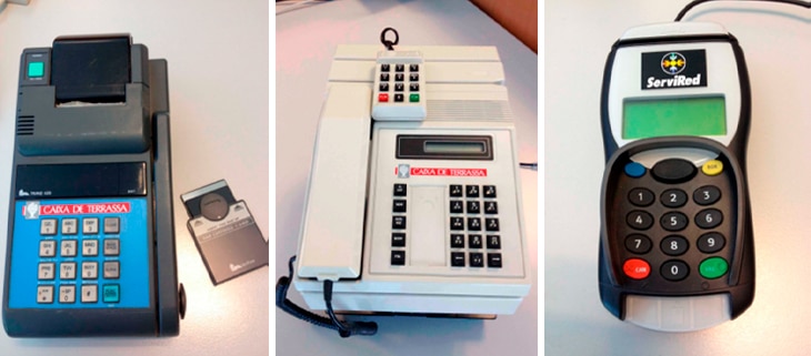 Los terminales puntos de venta (TPV), los sistemas informáticos con los que los comercios tramitan los cobros, han dado un salto tecnológico para aportar aún más valor: desde permitir financiar una compra con pagos fraccionados hasta facilitar a las empresas la logística, el envío de artículos, las ventas de ‘ecommerce’ o los trámites fiscales, entre otros.
Historia de los TPV: del rodillo manual a un auténtico ordenador para gestionar tu negocio