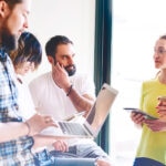 Hoy hablamos de uno de los eventos más frecuentes y potentes que prescribe el marco de trabajo Scrum y que es de gran utilidad a los equipos: las dailys.
Raquel Blázquez y Cristina López-Brea nos cuentan qué es y qué no es una daily, sus objetivos, sus falsos mitos y sobre todo, cómo hacer una buena daily.
Cómo hacer una daily en Scrum