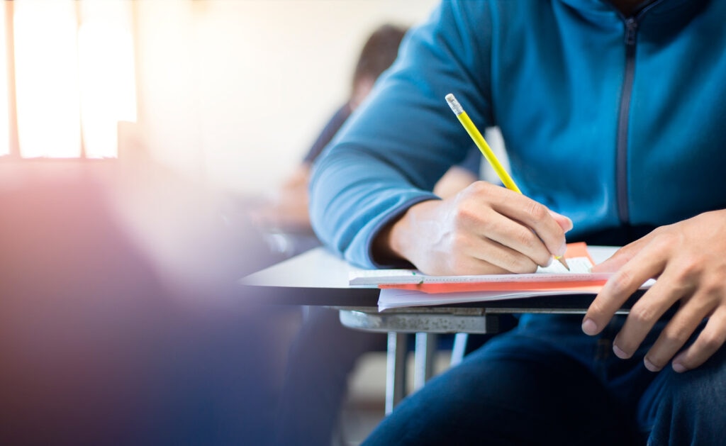 Un préstamo educativo es un crédito económico que se solicita a una entidad financiera para cubrir en su totalidad o complementar el pago de estudios superiores o de posgrado, como un máster o un doctorado. Antes de solicitarlo, es necesario informarse de sus condiciones, tales como la tasa de interés, las cuotas, el plazo de devolución y el costo real del crédito, para realizar una mejor inversión a futuro. Qué es y cómo se consigue un préstamo para estudios