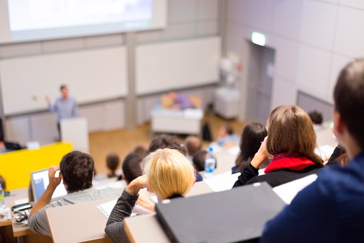 Un préstamo educativo es un crédito económico que se solicita a una entidad financiera para cubrir en su totalidad o complementar el pago de estudios superiores o de posgrado, como un máster o un doctorado. Antes de solicitarlo, es necesario informarse de sus condiciones, tales como la tasa de interés, las cuotas, el plazo de devolución y el costo real del crédito, para realizar una mejor inversión a futuro. Qué es y cómo se consigue un préstamo para estudios