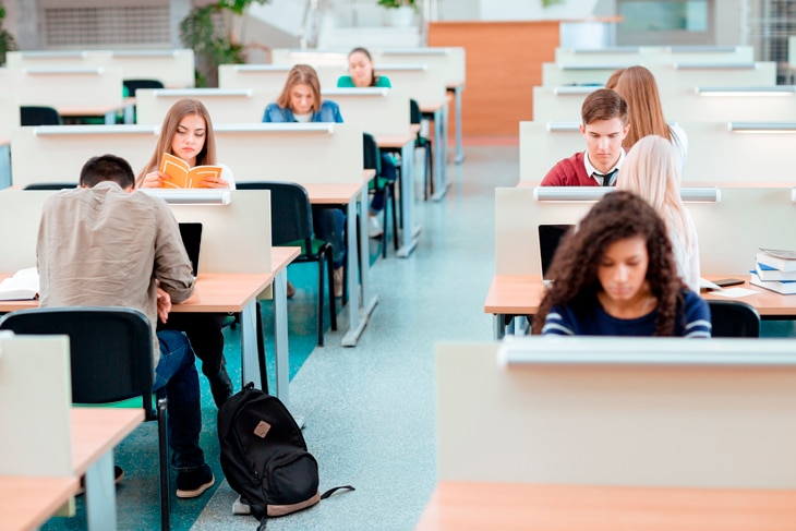 Un préstamo educativo es un crédito económico que se solicita a una entidad financiera para cubrir en su totalidad o complementar el pago de estudios superiores o de posgrado, como un máster o un doctorado. Antes de solicitarlo, es necesario informarse de sus condiciones, tales como la tasa de interés, las cuotas, el plazo de devolución y el costo real del crédito, para realizar una mejor inversión a futuro. Qué es y cómo se consigue un préstamo para estudios