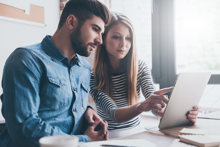 Una cuenta de ahorro es un producto financiero que genera una rentabilidad con un tipo de interés variable a cambio de depositar el dinero en la cuenta. Además, al mismo tiempo permite acceder a ese capital siempre que sea necesario. Puede resultar una opción interesante para aquellas personas que desean proteger su salud financiera futura asumiendo el menor riesgo posible en el presente. Descubre qué es una cuenta de ahorro y para qué sirve