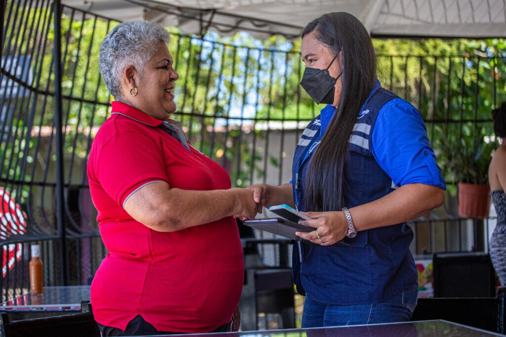 La emprendedora panameña Julia Margarita Sandoval, atendida por su asesora de Microserfin (FMBBVA)