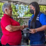 La emprendedora panameña Julia Margarita Sandoval, atendida por su asesora de Microserfin (FMBBVA) La emprendedora panameña Julia Margarita Sandoval, atendida por su asesora de Microserfin (FMBBVA)