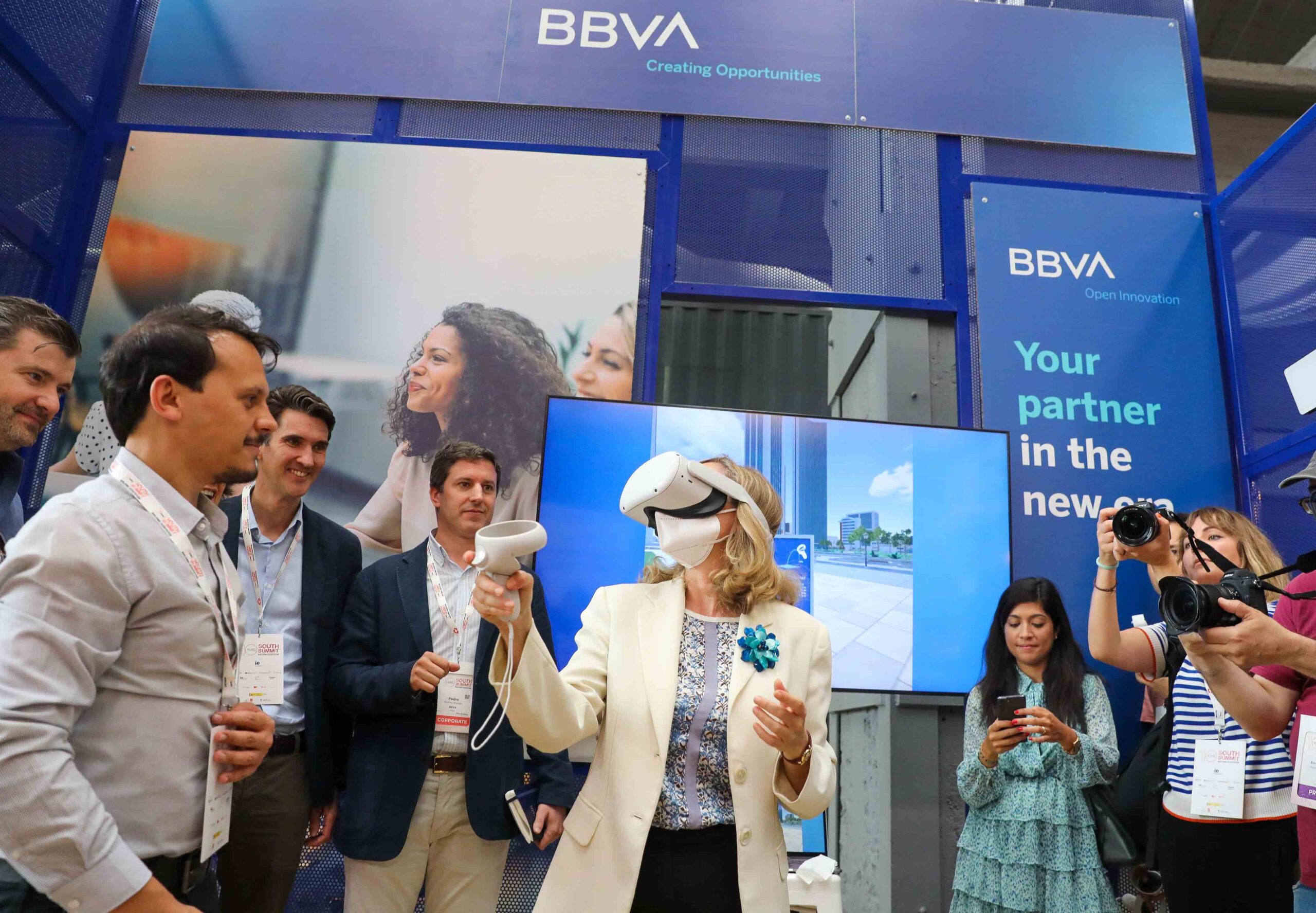 La ministra Nadia Calviño visita el Espacio virtual BBVA instalado en el South Summit La ministra Nadia Calviño visita el Espacio virtual BBVA instalado en el South Summit
