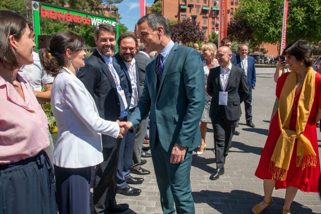 Pedro Sánchez saluda a Ainhoa Campo, responsable de BBVA Open Innovation, durante el South Summit 2022