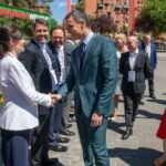 Pedro Sánchez saluda a Ainhoa Campo, responsable de BBVA Open Innovation, durante el South Summit 2022