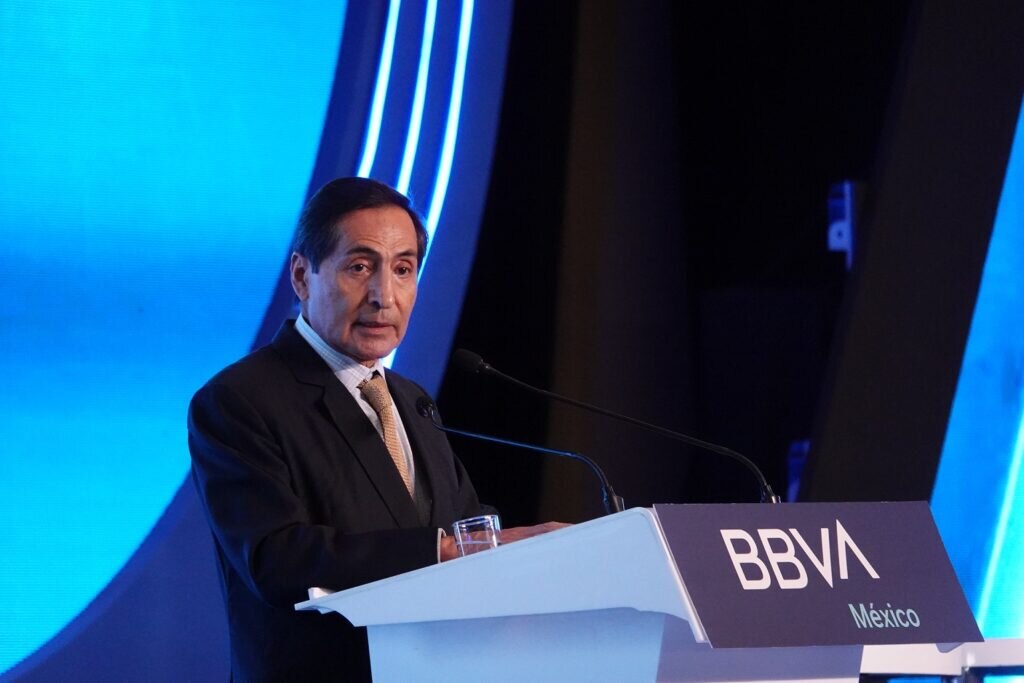 En el marco de la Reunión Nacional de Consejeros Regionales (RNCR) de BBVA México 2022, Rogelio Ramírez de la O, Secretario de Hacienda y Crédito Público, compartió un mensaje a nombre del Presidente de la República en el cual reiteró, como en la pasada 85 Convención Bancaria, que la presente administración no tiene considerado hacer ajustes en los niveles de comisiones bancarias.
Rogelio-ramirez-de-la-o-rncr-2022-shcp