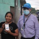 Yesela Solórzano, emprendedora peruana de Financiera Confianza, con su asesor. Su colmado cuenta con una antena satelital instalada por la FMBBVA para mejorar la cobertura de internet en zonas remotas Yesela Solórzano, emprendedora peruana de Financiera Confianza, con su asesor. Su colmado cuenta con una antena satelital instalada por la FMBBVA para mejorar la cobertura de internet en zonas remotas.