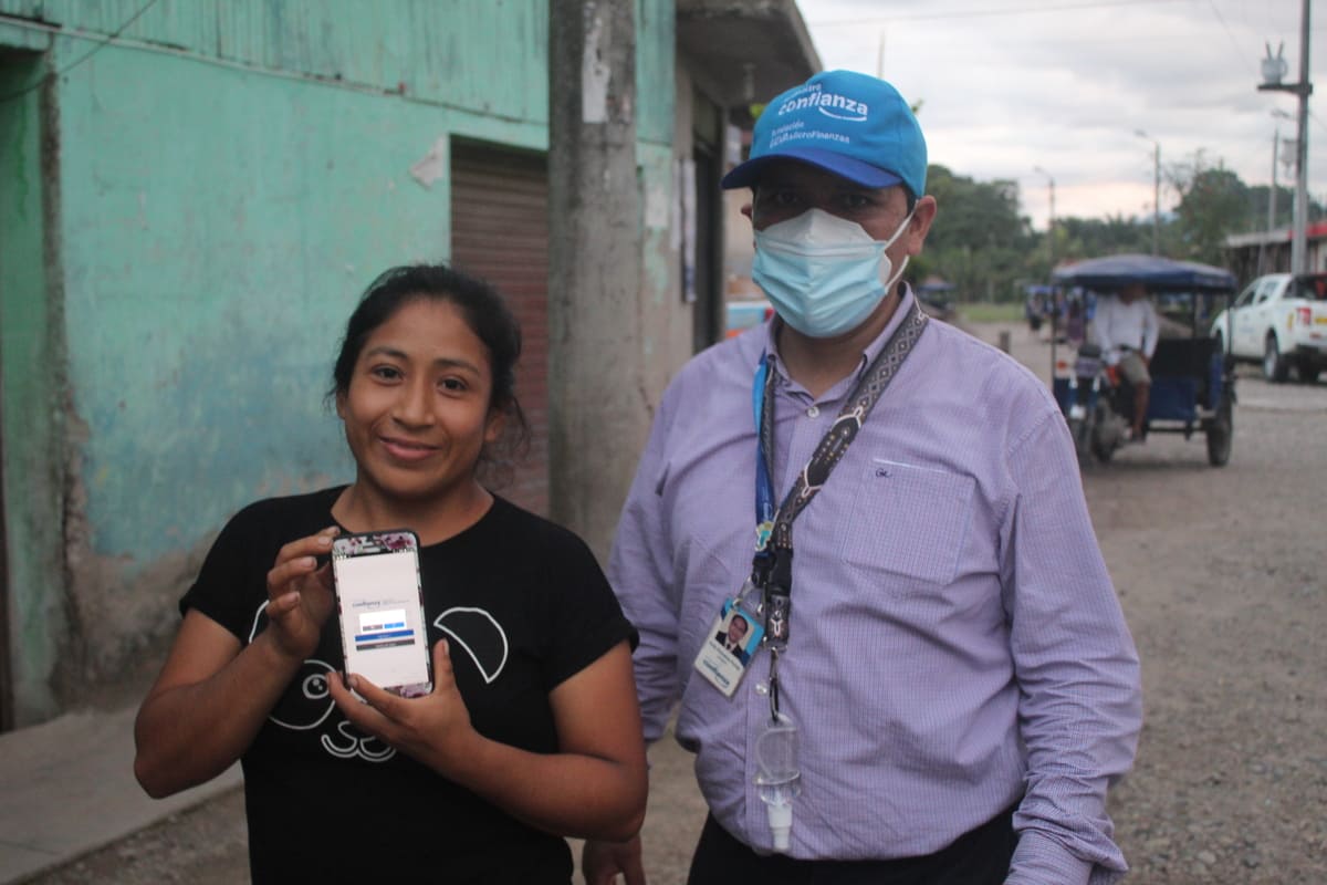 Yesela Solórzano, emprendedora peruana de Financiera Confianza, con su asesor. Su colmado cuenta con una antena satelital instalada por la FMBBVA para mejorar la cobertura de internet en zonas remotas.