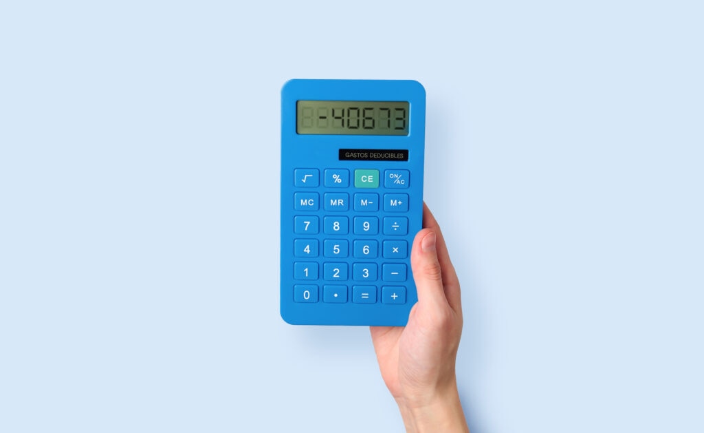Se trata de un concepto sencillo, pero su aplicación práctica depende de muchísimas variables. Como regla general, se considera deducible todo gasto que puede restarse de los beneficios de una actividad económica a la hora de pagar impuestos. Conocer este tipo de gastos ayuda a no cometer errores que den lugar a sanciones o revisiones que pueden perjudicar la salud financiera. ¿Qué son los gastos deducibles y qué tipos existen?