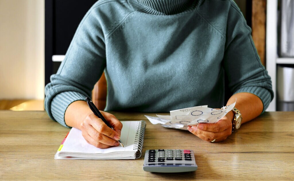 Egresos e ingresos son dos términos opuestos que, sin embargo, están íntimamente relacionados. Los ingresos representan cualquier cantidad de dinero que entre a formar parte de la economía de una persona y los egresos son las cantidades que salen y suponen un incremento (inversiones) o una reducción de dicho patrimonio (gastos). Controlar ambos conceptos es esencial para planificar las finanzas y mantener una buena salud financiera. Qué son los egresos e ingresos