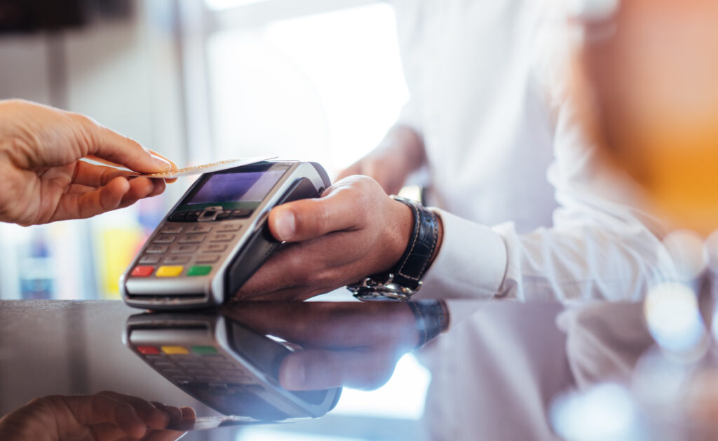 Los pagos instantáneos o pagos inmediatos son aquellos en los que el dinero está disponible en pocos segundos en la cuenta del beneficiario a cualquier hora del día, todos los días del año. ¿Qué son los pagos instantáneos y cómo se regulan?