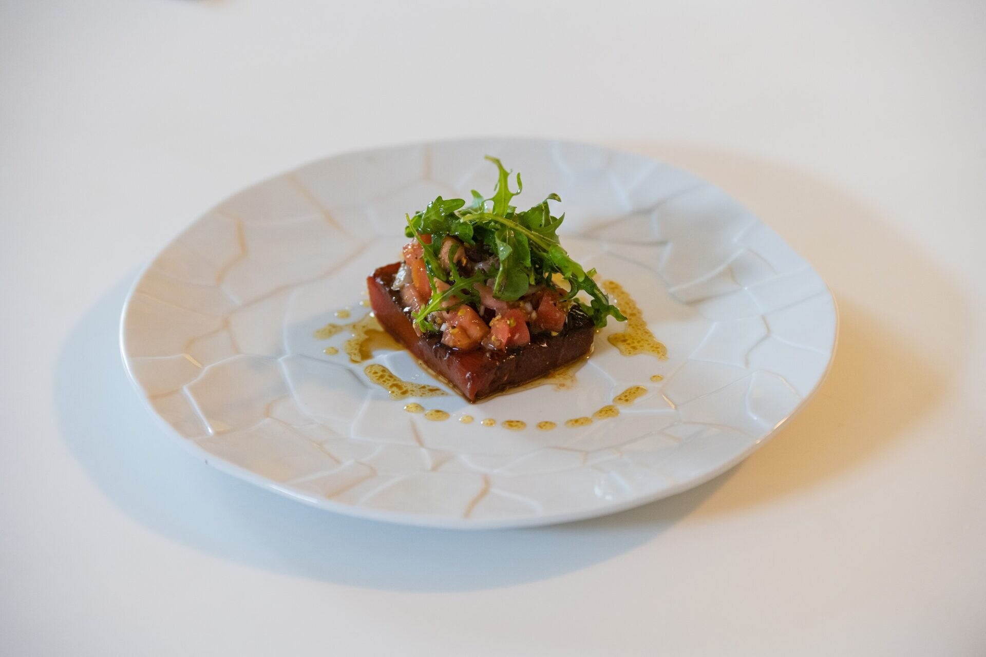 Receta de Joan Roca de sandía caramelizada con anchoa, tomate cherry y nata doble