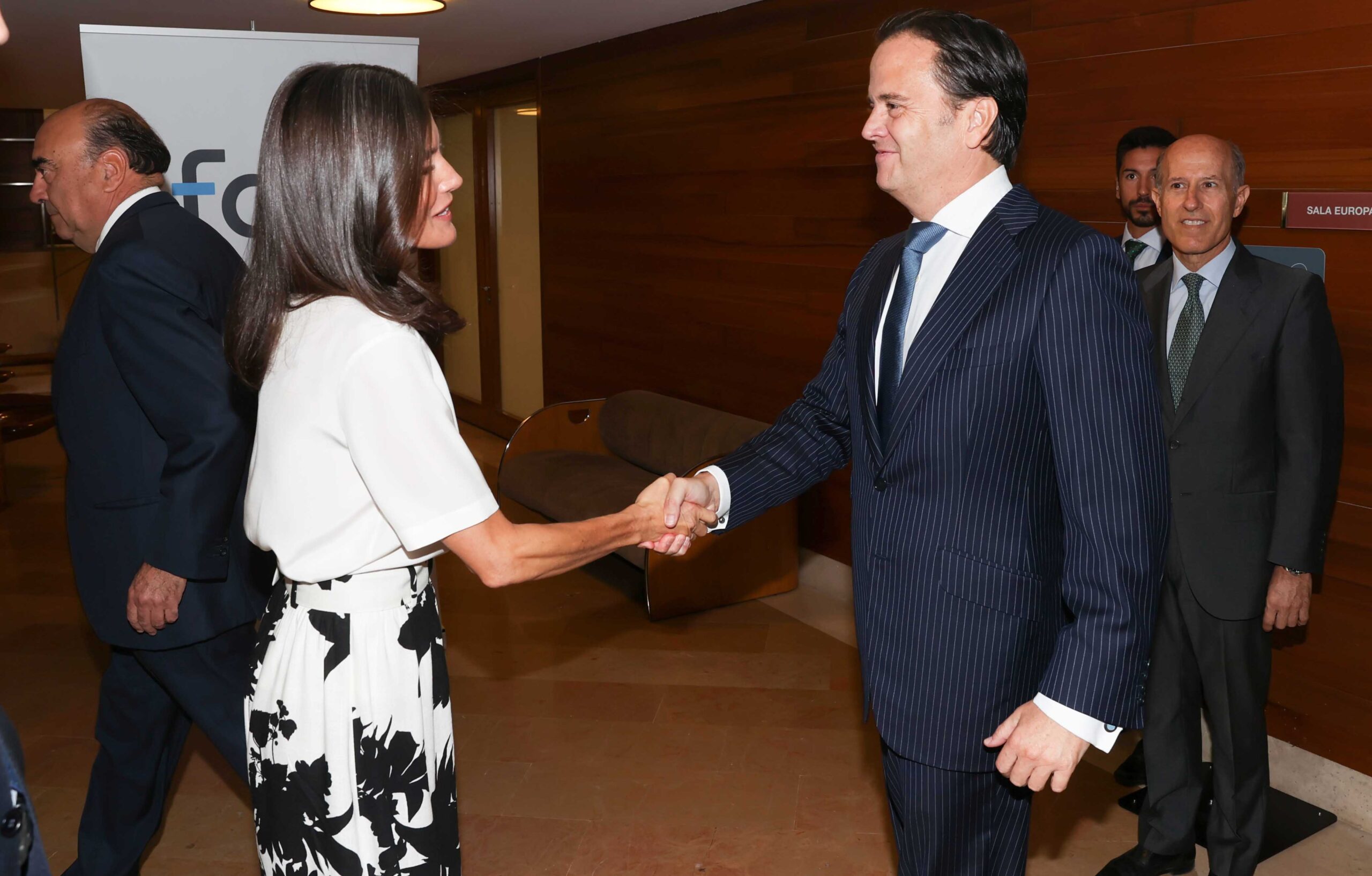 La reina Letizia saluda a Javier Rodríguez Soler, responsable del Área Global de Sostenibilidad de BBVA La reina Letizia saluda a Javier Rodríguez Soler, responsable del Área Global de Sostenibilidad de BBVA