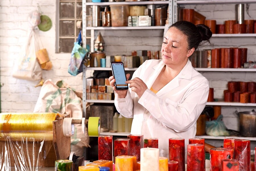Odilia Poveda, emprendedora colombiana de Bancamía, usa su APP móvil para sus gestiones con la entidad (FMBBVA) Odilia Poveda, emprendedora colombiana de Bancamía, usa su APP móvil para sus gestiones con la entidad (FMBBVA)
