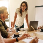 En su camino hacia la igualdad, la entidad da un paso más en su apuesta por la diversidad de género y establece un objetivo de presencia de mujeres en puestos de dirección del 35% para 2024. A cierre de 2021, representaban el 31,4% del total. Esta medida se une a la batería de programas que están contribuyendo a aumentar el número de mujeres en cargos de responsabilidad.
BBVA fija el objetivo de llegar al 35% de mujeres en puestos directivos