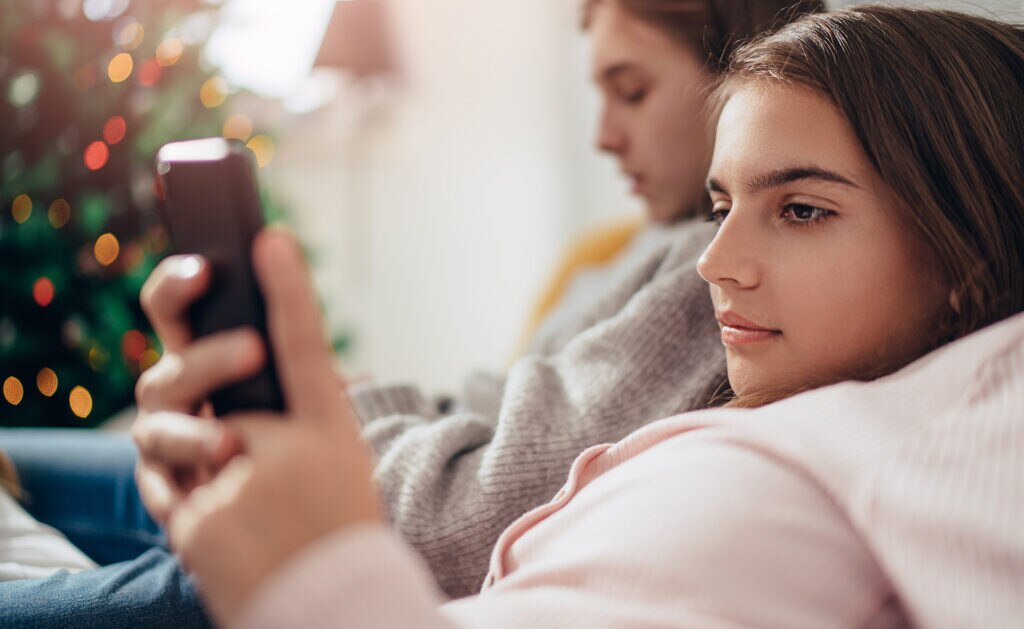 Los niños de hoy, ya considerados nativos digitales, han crecido en un mundo donde las nuevas tecnologías son parte fundamental de la vida. Cada vez es más común que los pequeños tengan a su alcance un dispositivo móvil a edades tempranas, pero encontrar el momento adecuado para dárselo es un dilema que se presenta habitualmente en los padres de los menores. ¿Cuál es la edad más adecuada para dar su primer móvil a los hijos?