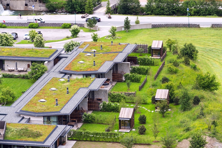 Los préstamos hipotecarios que premian con un tipo de interés más bajo al cliente que quiere una vivienda sostenible aumentarán a medida que crezca la masa crítica de compradores que buscan un hogar más ecológico. Las hipotecas verdes son una herramienta más para frenar la crisis climática. ¿Qué es y qué financia una hipoteca verde? Estas son sus características