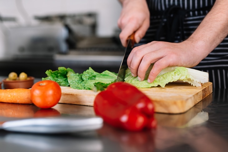 Convertir una materia prima en alimento elaborado, envasado, distribuido y vendido requiere contaminar menos, hacer un uso eficiente de agua y energía o gestionar residuos. La industria alimentaria tiene un desafío: dar de comer en 2050 a una población que rondará los 10.000 millones de personas. Industria alimentaria, una cadena de valor para llegar de la granja a la mesa