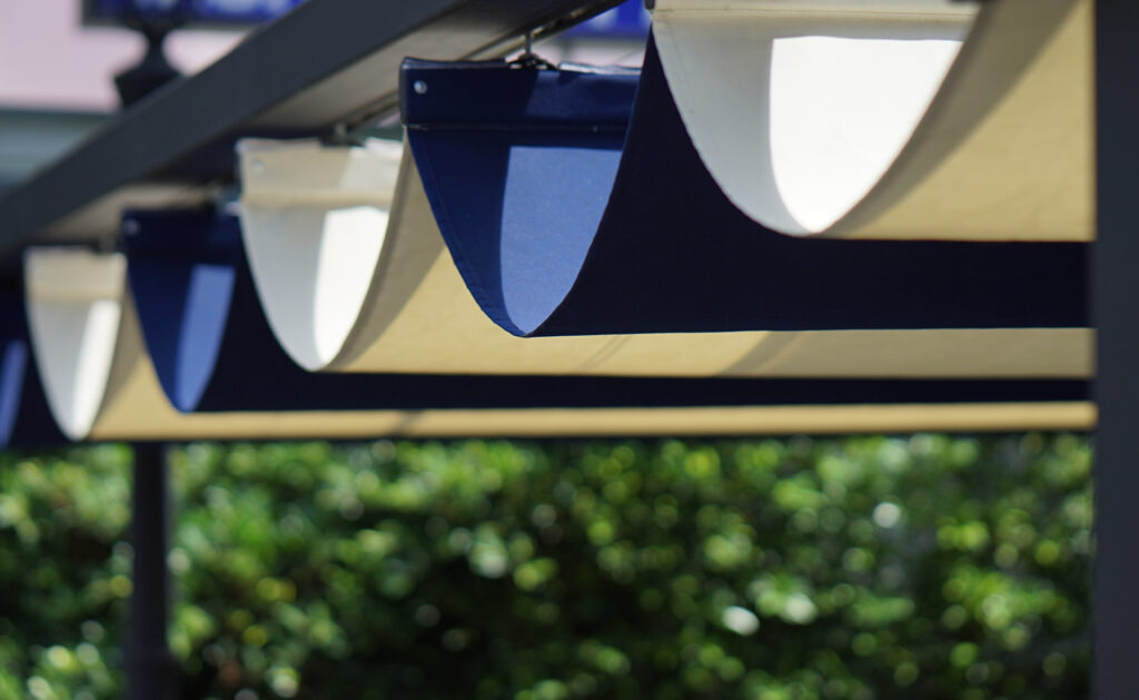 Las nuevas tecnologías fotovoltaicas permiten lo que parecía impensable: paneles solares flexibles, con posibilidad de integrarse en tejidos como los clásicos toldos de ventanas, balcones o terrazas. Su producción está en desarrollo, como su potencia y su capacidad de ahorro, pero prometen aplicaciones en cada vez más sectores. Lonas fotovoltaicas: la evolución tecnológica del toldo solar