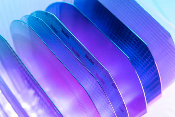 Las nuevas tecnologías fotovoltaicas permiten lo que parecía impensable: paneles solares flexibles, con posibilidad de integrarse en tejidos como los clásicos toldos de ventanas, balcones o terrazas. Su producción está en desarrollo, como su potencia y su capacidad de ahorro, pero prometen aplicaciones en cada vez más sectores. Lonas fotovoltaicas: la evolución tecnológica del toldo solar