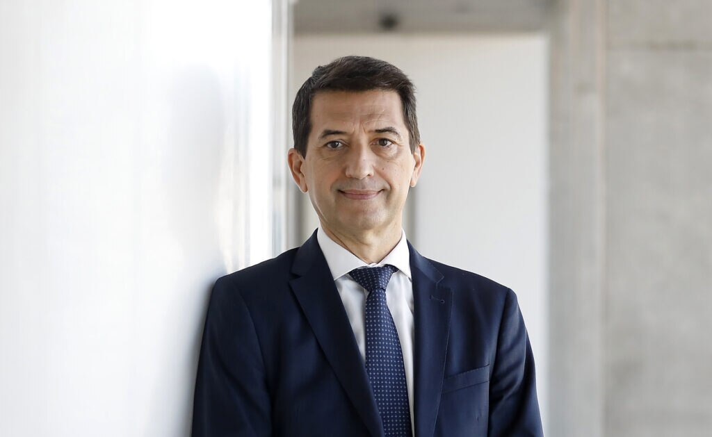 Rafael Doménech, responsable de análisis económico de BBVA Research. Él nos cuenta las razones que han llevado al servicio de estudios de BBVA a mantener las previsiones de crecimiento del PIB para 2022 y a rebajar las de 2023 hasta el 1’8%.
Situación España: un pacto de rentas, la solución para minimizar el impacto de una inflación importada