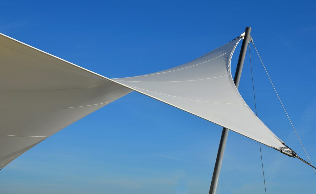 En este capítulo de Futuro sostenible vamos a hablar sobre los toldos y cómo pueden ayudarte a reducir tanto la temperatura de tu casa como tu factura energética. Los toldos solares, un aliado para combatir el calor sin dañar el medioambiente