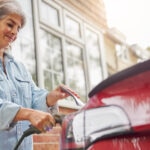 ¿Cuánto ahorro supone cargar un coche con electricidad respecto a la carga con combustibles fósiles?