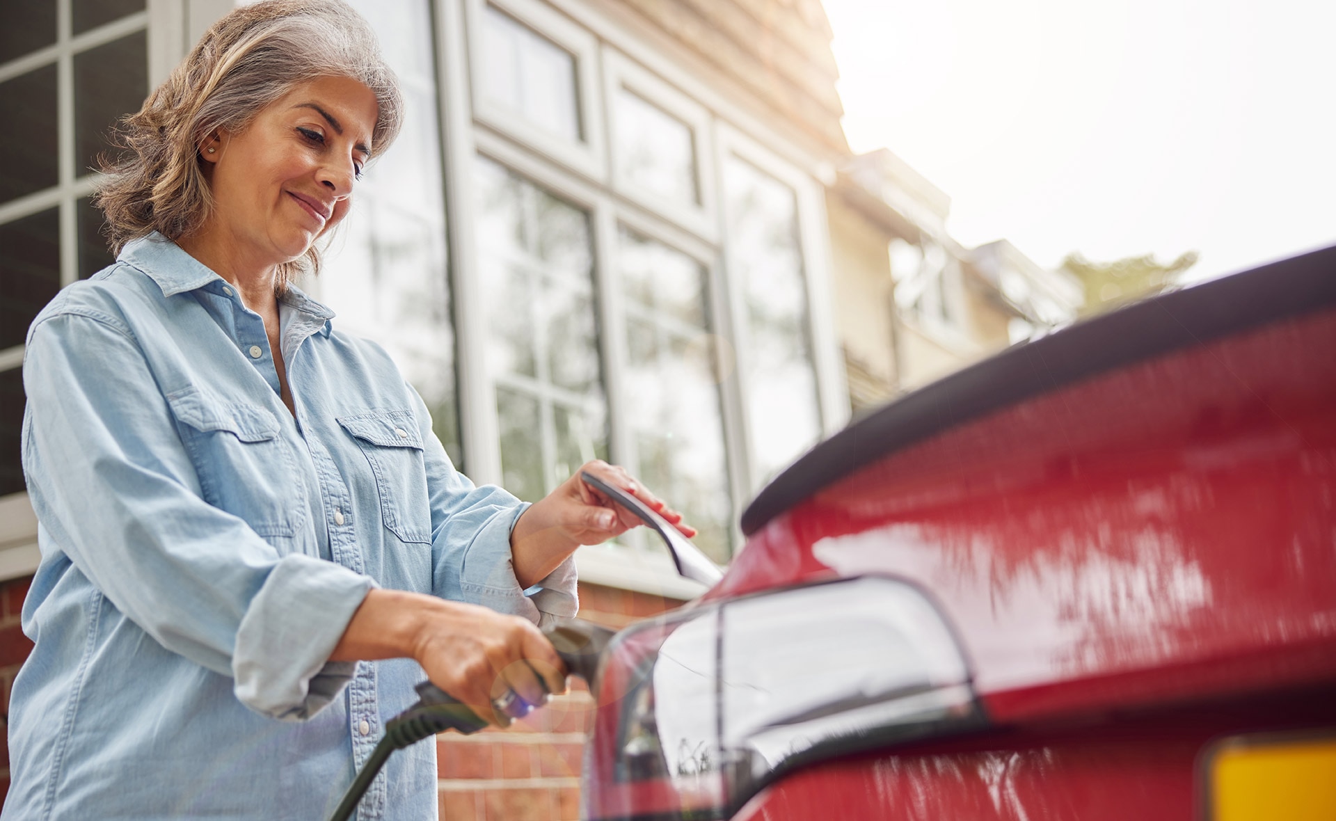 ¿Cuánto ahorro supone cargar un coche con electricidad respecto a la carga con combustibles fósiles?