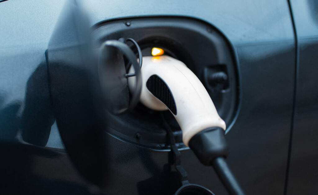 ¿Cuánto ahorro supone cargar un coche con electricidad respecto a la carga con combustibles fósiles?
