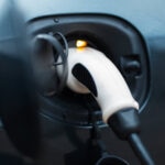 ¿Cuánto ahorro supone cargar un coche con electricidad respecto a la carga con combustibles fósiles?