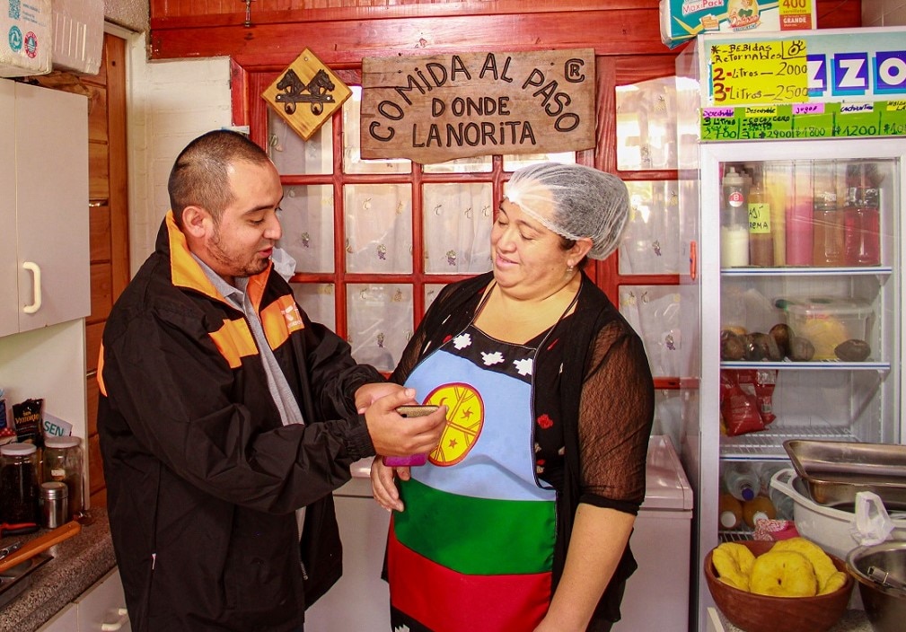 Nora Caniumil, emprendedora chilena atendida por Fondo Esperanza, con su asesor Nora Caniumil, emprendedora chilena atendida por Fondo Esperanza, con su asesor