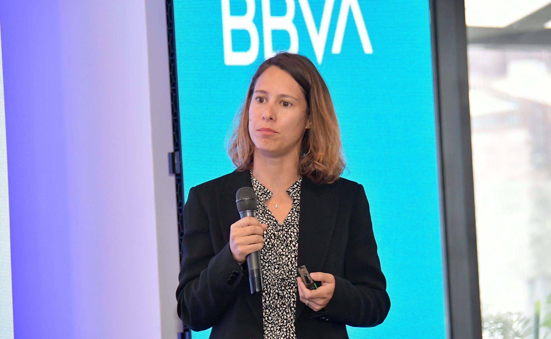 La directora de Medición de Impacto y Desarrollo Estratégico de la FMBBVA durante su intervención en el acto de presentación del informe en Colombia.
