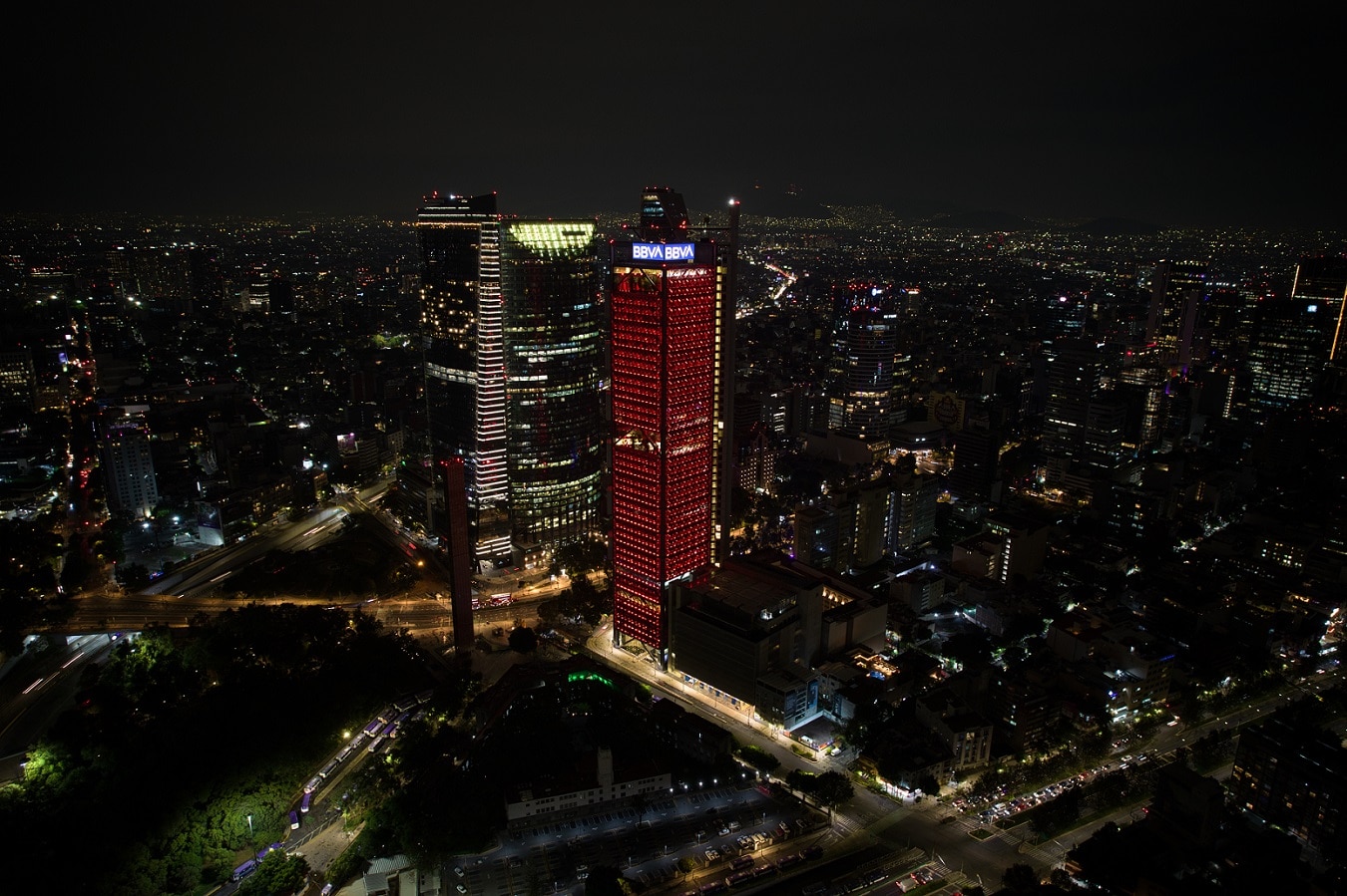 Torre BBVA se ilumina por el Día de la Inclusión