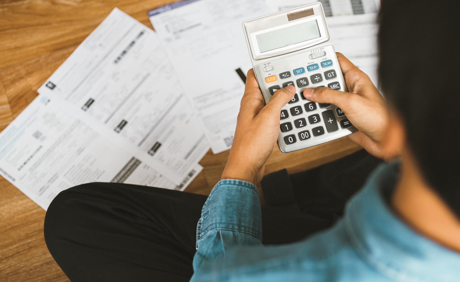 Cuando se solicita un dinero al banco o se contrata un producto financiero hay que tener en cuenta que, a la hora de devolver el capital o de recuperar lo invertido, se añade una cantidad extra. Es lo que se denomina interés. Conocer este concepto es fundamental para mantener una buena salud financiera y no llevarse sorpresas a la hora de cumplir con las obligaciones contraídas o valorar la rentabilidad de una inversión. ¿Qué es el interés y qué tipos de interés existen?