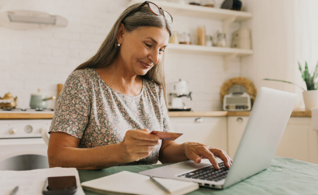 Cuando se solicita un dinero al banco o se contrata un producto financiero hay que tener en cuenta que, a la hora de devolver el capital o de recuperar lo invertido, se añade una cantidad extra. Es lo que se denomina interés. Conocer este concepto es fundamental para mantener una buena salud financiera y no llevarse sorpresas a la hora de cumplir con las obligaciones contraídas o valorar la rentabilidad de una inversión. ¿Qué es el interés y qué tipos de interés existen?