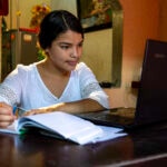 Los sueños pueden convertirse en realidad con esfuerzo y ganas de querer cumplirlos. Kelly Zapata, una joven estudiante colombiana, es un ejemplo de ello. Nacida en Dabeiba, un pequeño pueblo de la región de Antioquia, Kelly se ha convertido en un referente para su comunidad y en una fuente de orgullo para todo el que la conoce. No solo ha conseguido cambiar su vida sino que, con la ayuda de su madre, está creando oportunidades para otras personas.
Kelly Zapata, la joven diseñadora que busca en la moda un antídoto contra la violencia y la pobreza