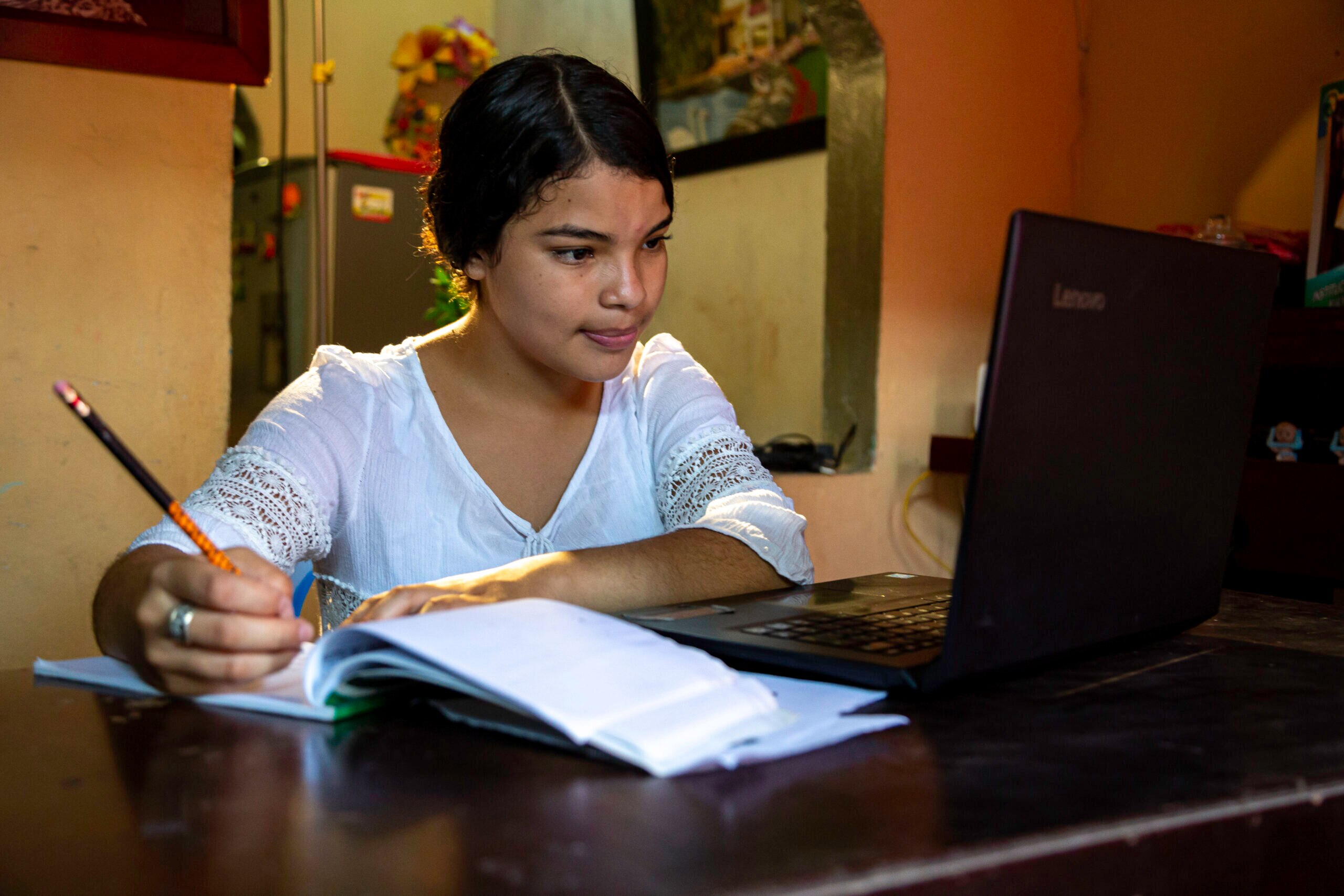 Los sueños pueden convertirse en realidad con esfuerzo y ganas de querer cumplirlos. Kelly Zapata, una joven estudiante colombiana, es un ejemplo de ello. Nacida en Dabeiba, un pequeño pueblo de la región de Antioquia, Kelly se ha convertido en un referente para su comunidad y en una fuente de orgullo para todo el que la conoce. No solo ha conseguido cambiar su vida sino que, con la ayuda de su madre, está creando oportunidades para otras personas.
Kelly Zapata, la joven diseñadora que busca en la moda un antídoto contra la violencia y la pobreza